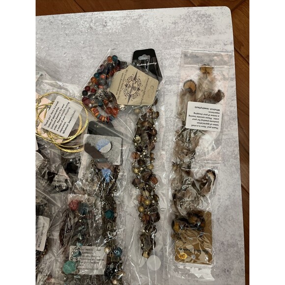 Large Lot Of 34 New Packaged Costume Jewelry, Necklaces, Earrings And Bracelets - Picture 5 of 7
